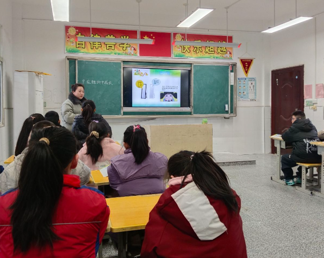 同学们正一起拼搭心情积木五颜六色的积木块在他们手中逐渐成型 同学们正一起拼搭心情积木五颜六色的积木块在他们手中逐渐成型